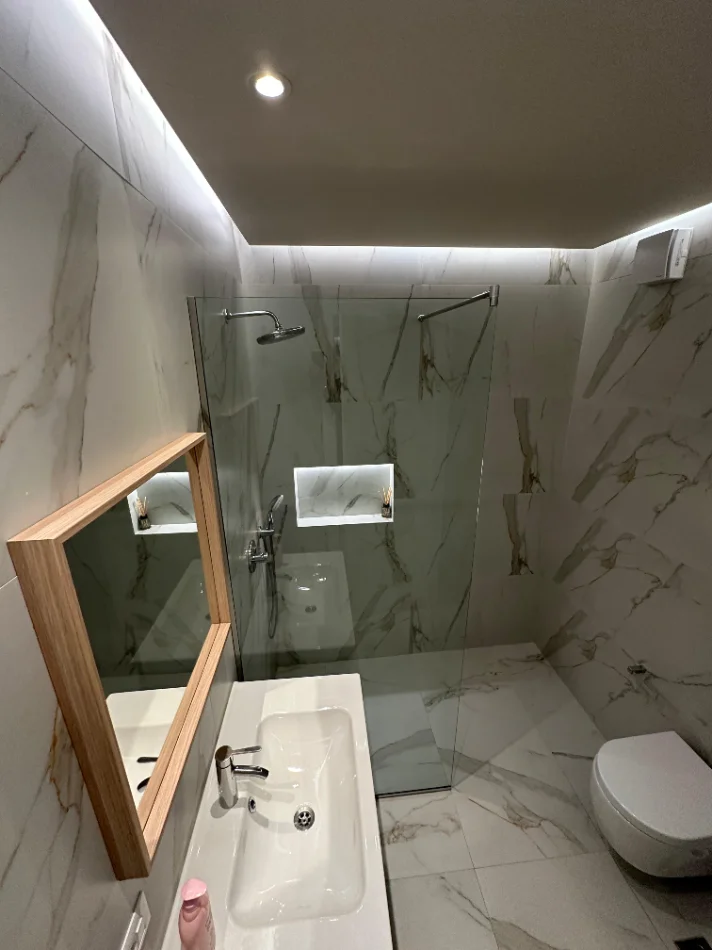 Tirane, jepet me qera apartament 1+1 , 75 m² 750 € (Kompleksi Delijorgji)