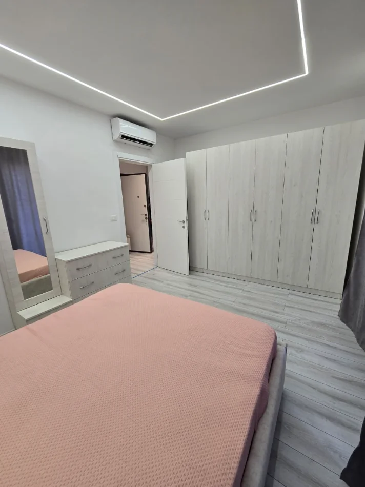Tirane, jepet me qera apartament 1+1 , 80 m² 700 € 