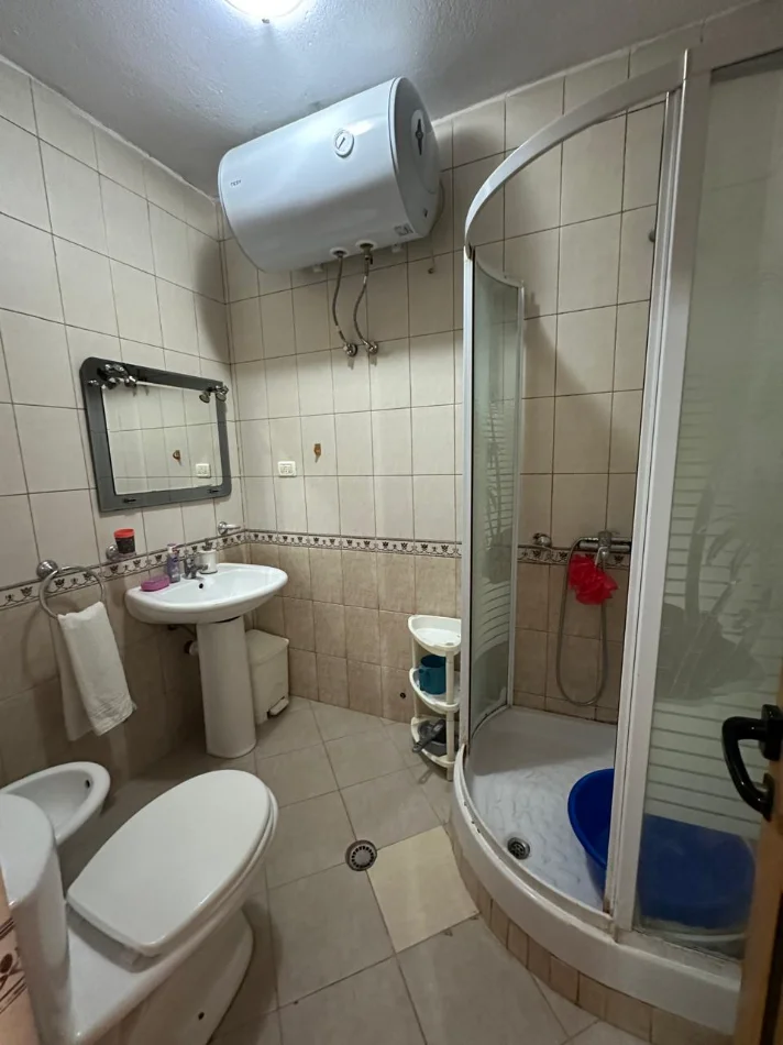 Tirane, jepet me qera apartament 1+1+Ballkon Kati 3, 65 m² 500 € (Pazari i Ri,prane Optika Roma)