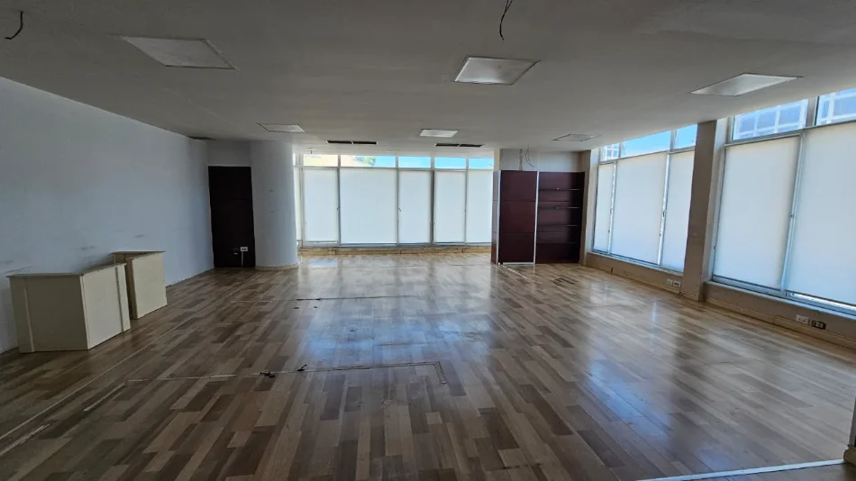 Tirane, jepet me qera zyre Kati 1, 260 m² 3.000 € (Liqeni Artificial/Rr.Shyqyri Brari)
