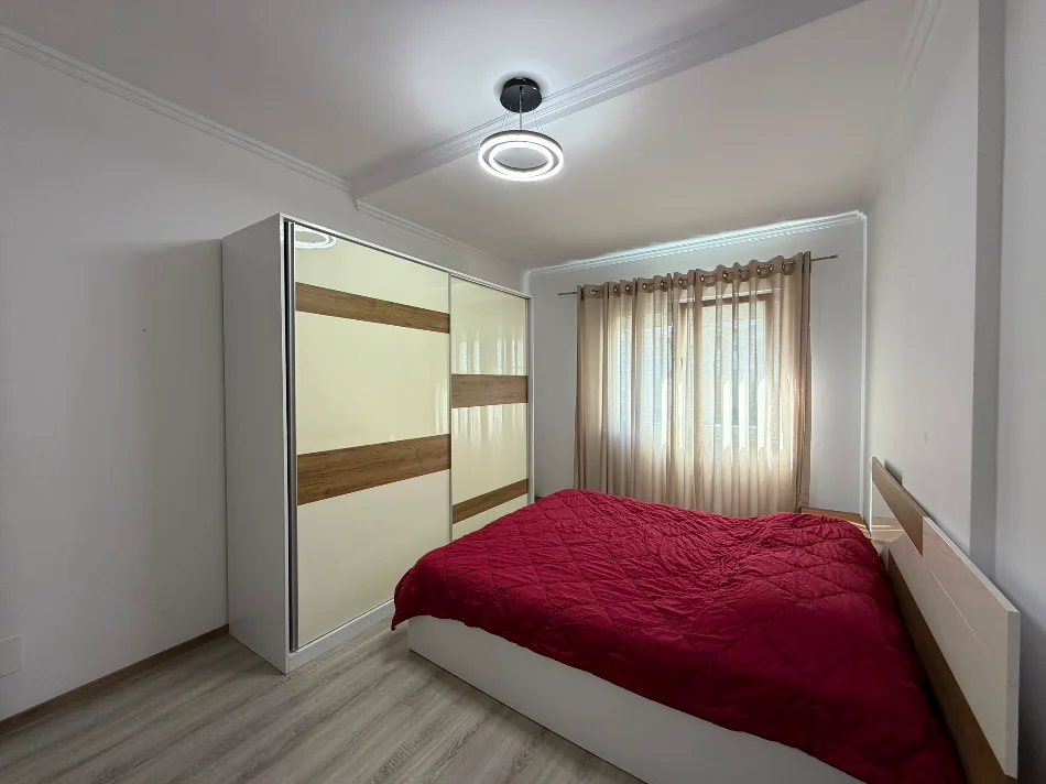 Tirane, jepet me qera apartament 1+1 Kati 4, 70 m² 500 € (Oxhaku)