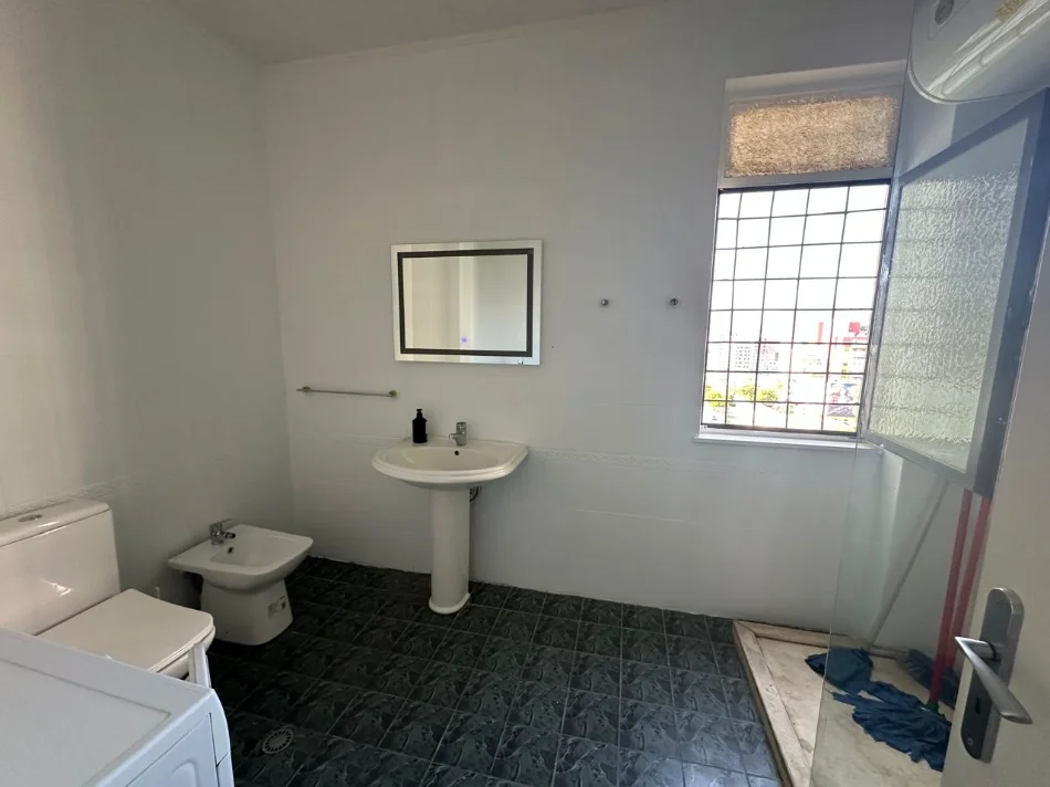 Tirane, jepet me qera apartament 2+1+Ballkon Kati 7, 100 m² 800 € (Ish Stacioni i Treni)