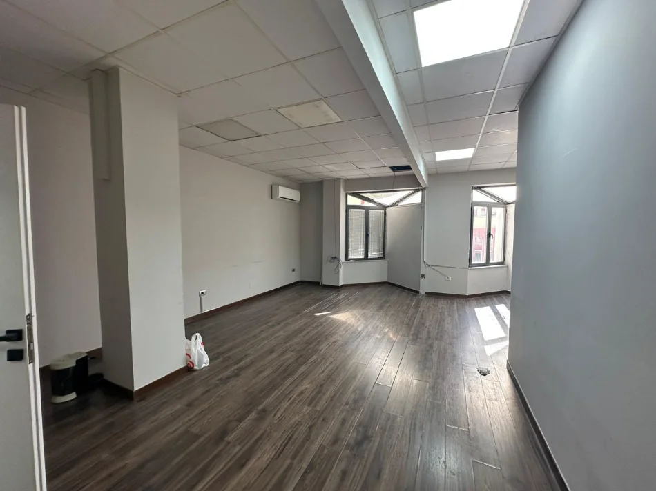 Tirane, jepet me qera ambjent biznesi Kati 1, 220 m² 2.000 € (Ish Stacioni i Treni/)