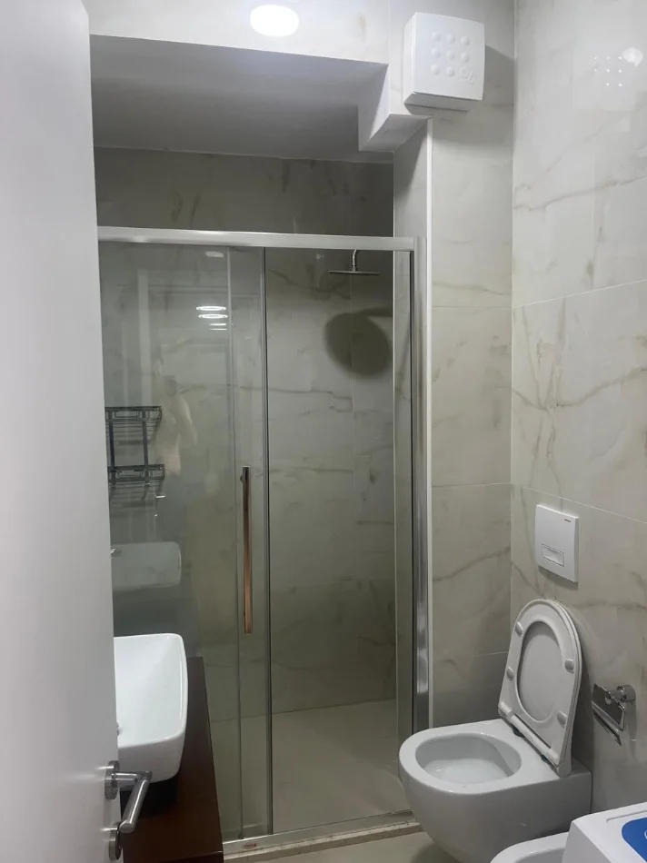 Tirane, jepet me qera apartament 2+1+Ballkon Kati 9, 130 m² 850 € (Riza Cerova)