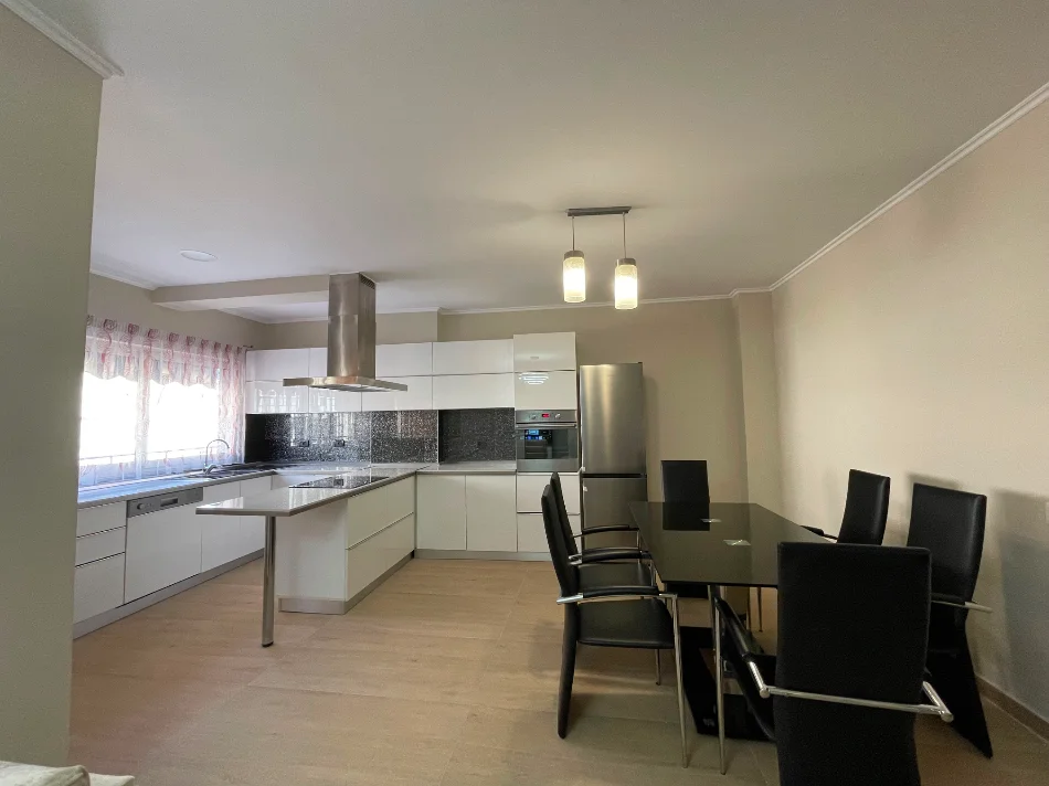 Tirane, jepet me qera apartament 2+1 Kati 3, 110 m² 800 € (Komuna e Parisit)