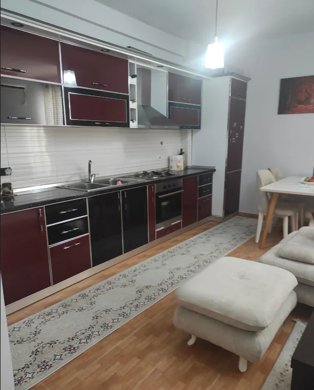 Tirane, jepet me qera apartament 1+1+Ballkon, 450 euro (Yzberisht)