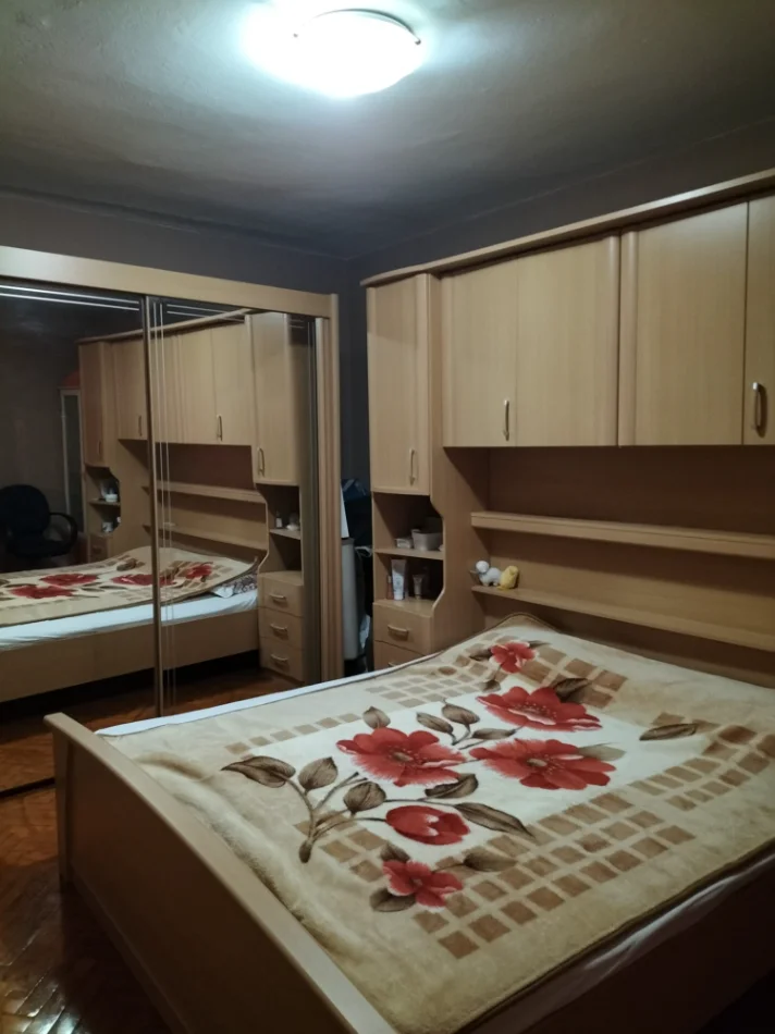 Tirane, jepet me qera apartament 2+1+Ballkon Kati 4, 85 m² 600 € (Shkolla e Kuqe/)