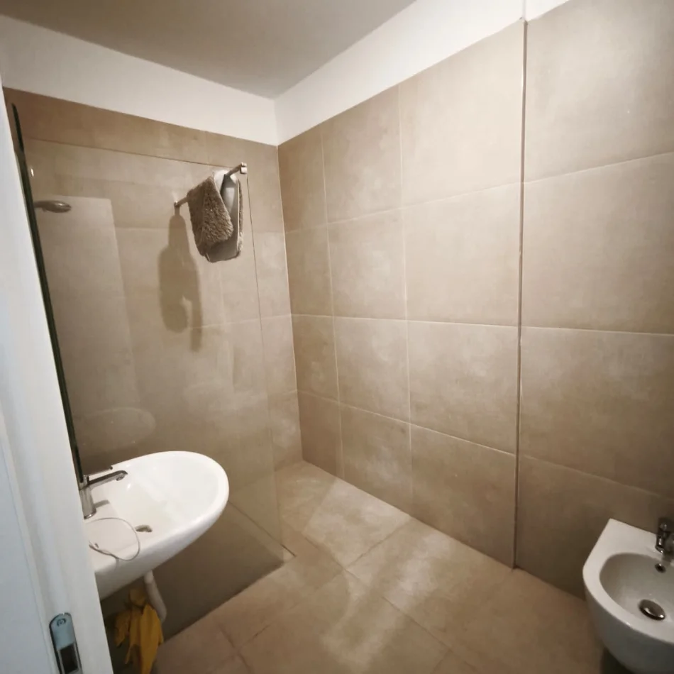 Tirane, jepet me qera apartament 2+1 , 98 m² 550 € (UNIVERS CITY)