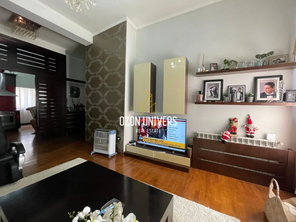 Tirane, jepet me qera për banim ose biznes ,2+1+Ballkon Kati 3, 120 m² 1200 € (Qendër)