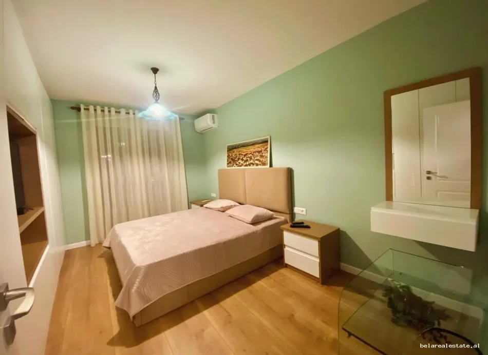 Tirane, jepet me qera apartament 2+1+Ballkon Kati 4, 100 m² 800 € (Rruga e Kavajes)