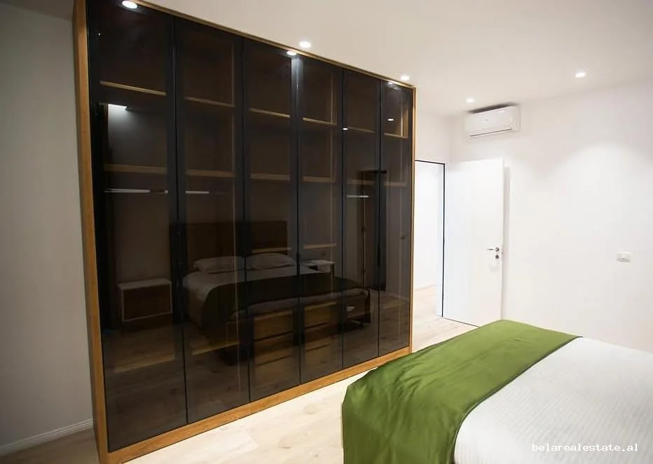 Tirane, jepet me qera apartament 2+1+Ballkon Kati 8, 182 m² 1.000 € (5 Maji)