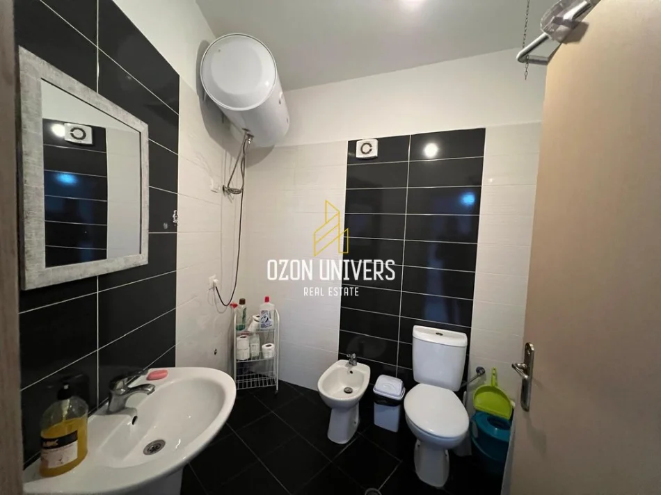 Tirane, jepet me qera apartament 1+1+Ballkon Kati 8, 70 m² 500 € (Yzberisht)