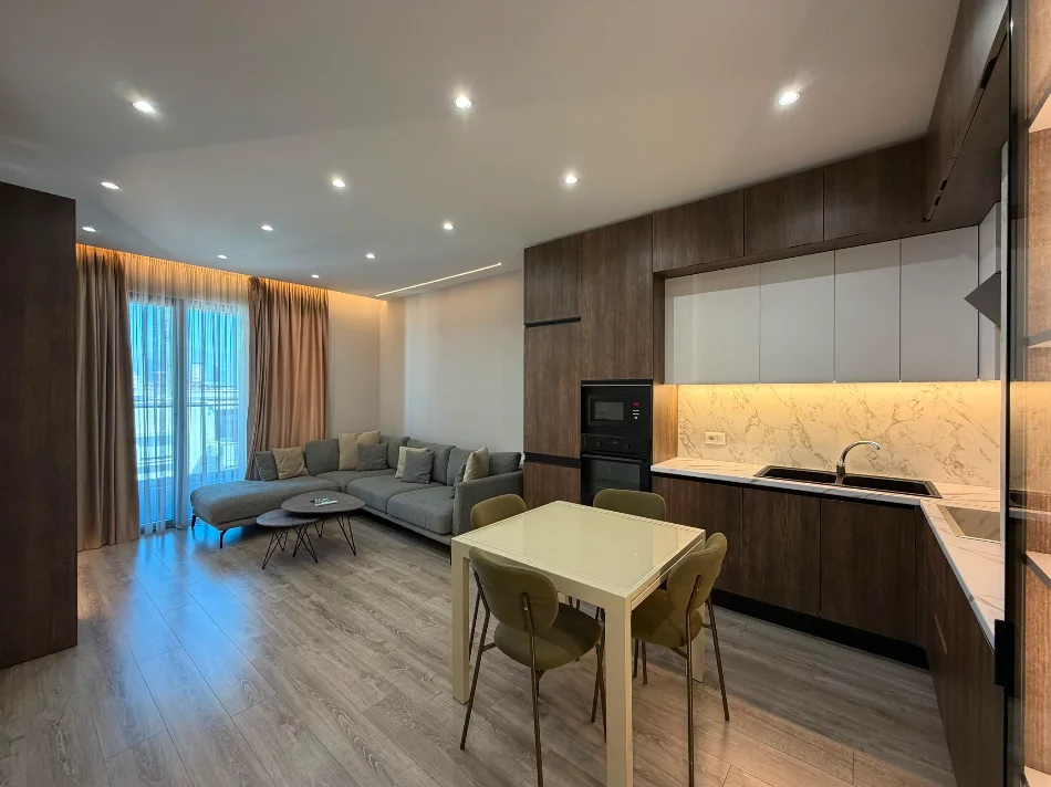 Tirane, jepet me qera apartament 1+1 Kati 3, 70 m² 800 € (Komuna e Parisit)