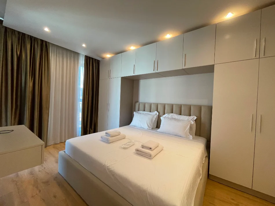 Tirane, jepet me qera apartament 1+1 Kati 5, 70 m² 800 € (Komuna e Parisit)