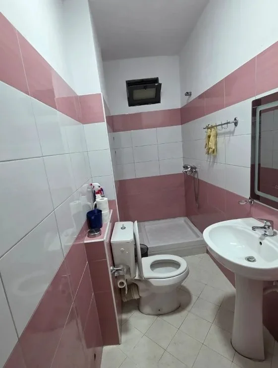 Tirane, jepet me qera apartament 1+1 , 66 m² 500 € 