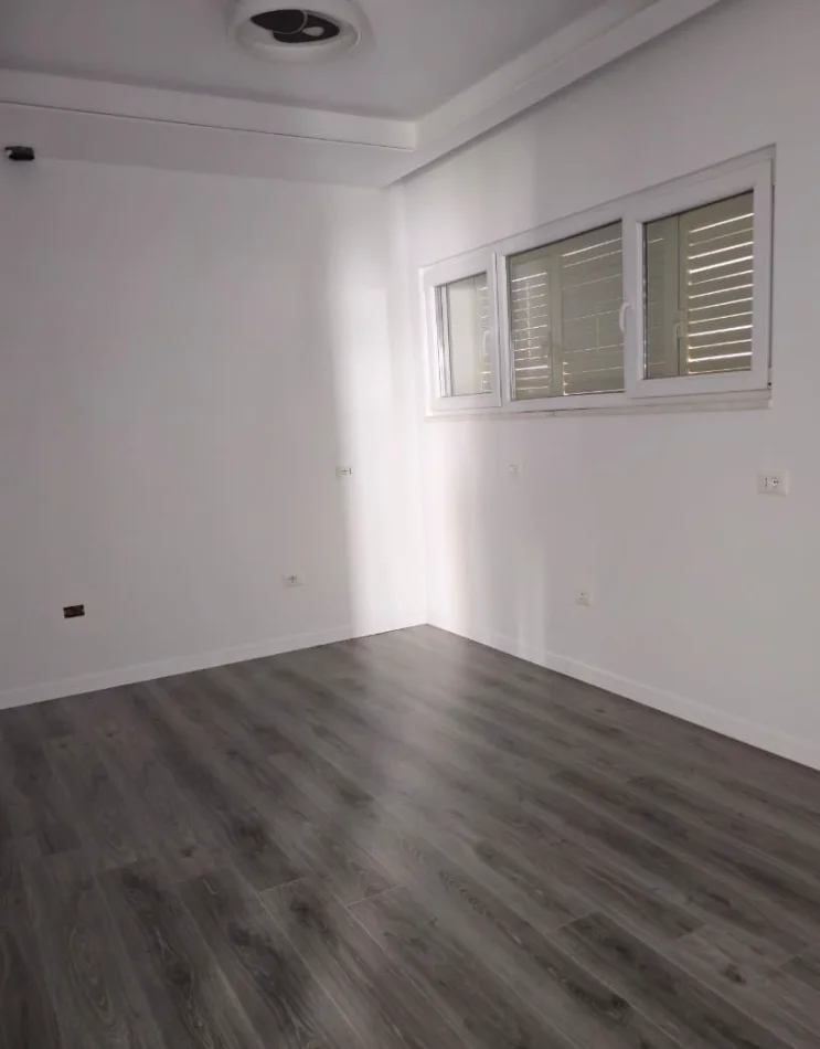 Tirane, jepet me qera Vile 5+1 , 700 m² 2.500 € 