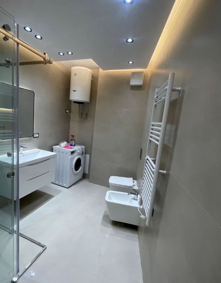 Tirane, jepet me qera zyre , 67 m² 1.000 € 