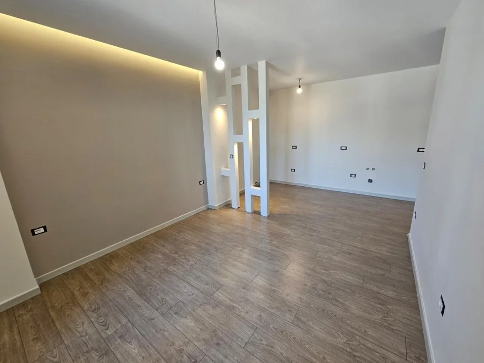 Tirane, jepet me qera zyre Kati 2, 120 m² 900 € (ZOGU I ZI)