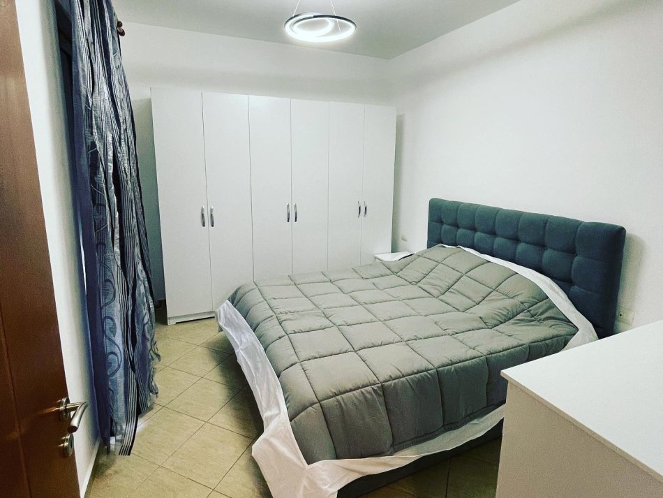 Tirane, jepet me qera apartament 1+1+Ballkon Kati 4, 60 m² 500 € (Selvia te Black Diamond)