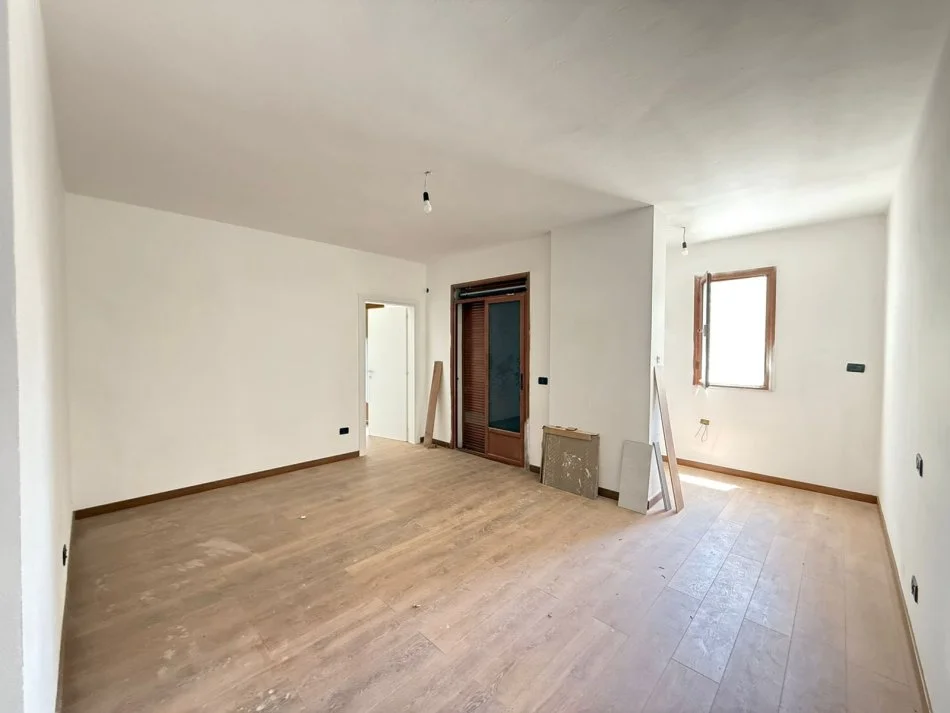 Durres, shes apartament 1+1+Ballkon Kati 4, 65 m² 88.000 € (Markata,Durres 88.000 EURO. SHITET 1+1 me dy ballkone)