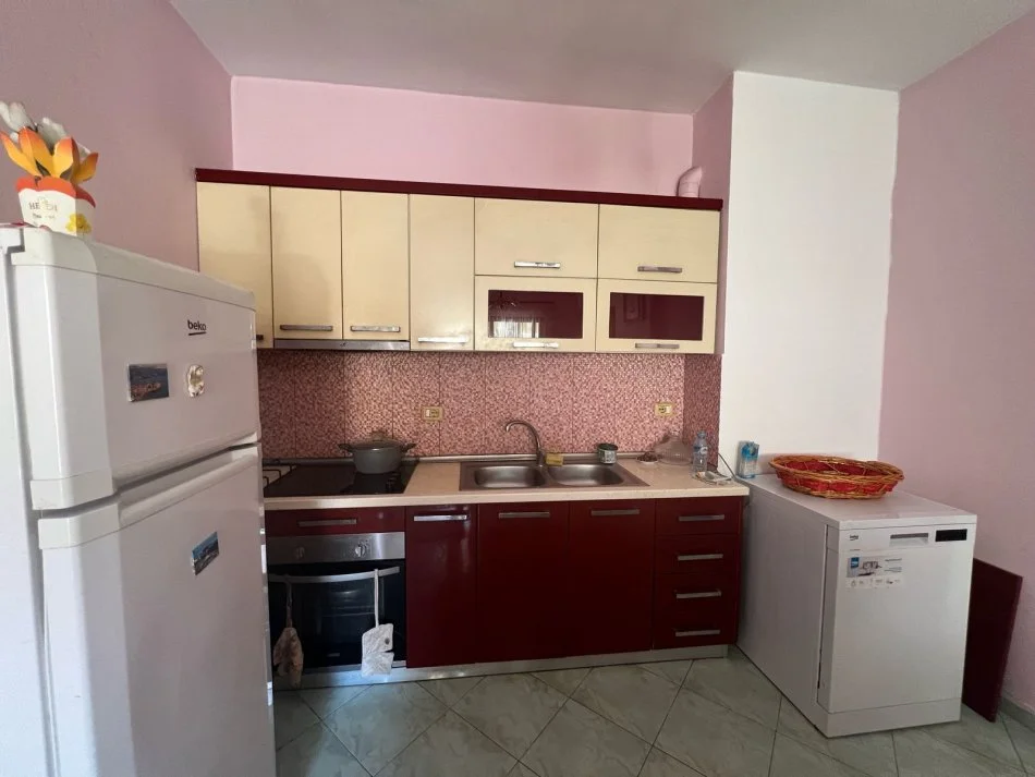 Tirane, jepet me qera apartament 2+1+Ballkon Kati 7, 75 m² 300 € (rruga Eqerem Cabej)