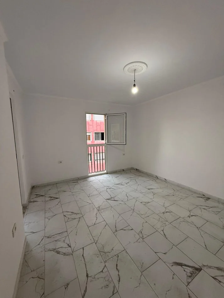 Tirane, shitet apartament 1+1+Ballkon Kati 5, 74 m² 163.000 € (Rruga Haxhi Hysen Dalliu, Stacioni Trenit)