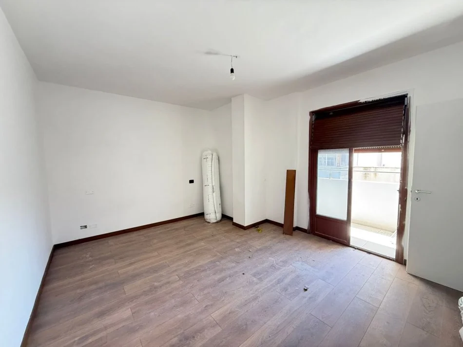 Durres, shes apartament 1+1+Ballkon Kati 4, 65 m² 88.000 € (Markata,Durres 88.000 EURO. SHITET 1+1 me dy ballkone)