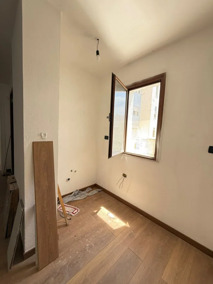 Durres, shes apartament 1+1+Ballkon Kati 4, 65 m² 88.000 € (Markata,Durres 88.000 EURO. SHITET 1+1 me dy ballkone)