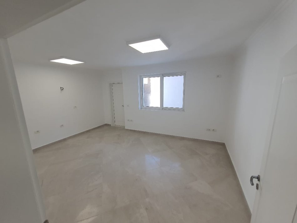 Jepet me qera Ambjent Bizmensi 2+1  600 euro,  100 m larg nga qendra, sapo kalon Posten Qendrore.
