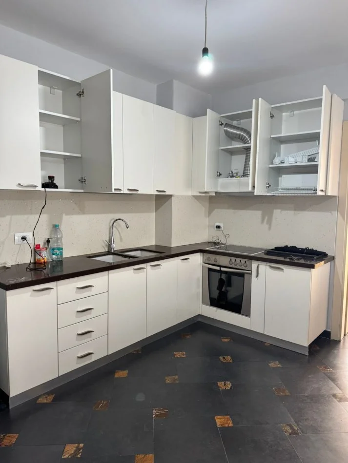 Tirane, jepet me qera apartament 2+1+Ballkon Kati 6, 128 m² 430 € (Casa Italia)