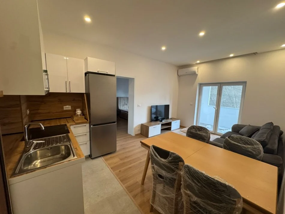 Tirane, jepet me qera apartament 1+1 Kati 4, 62 m² 700 € (Sheshi willson)