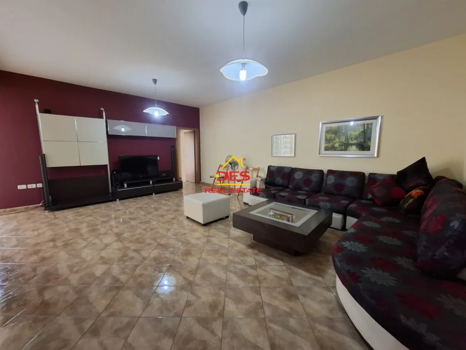 Vlore, jepet me qera apartament 2+1+Ballkon Kati 8, 120 m² 500 € (Rruga Sadik Zotaj)