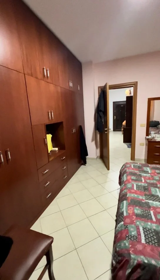 Tirane, jepet me qera apartament 1+1+Aneks+Ballkon Kati 5, 75 m² 450 € (Kristal Center)