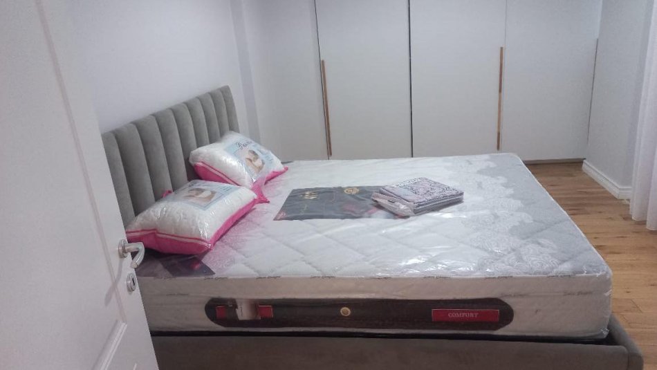 Tirane, jepet me qera apartament 1+1+Ballkon Kati 2, 62 m² 500 € (Rr. E Dibres te Amerikan 2)