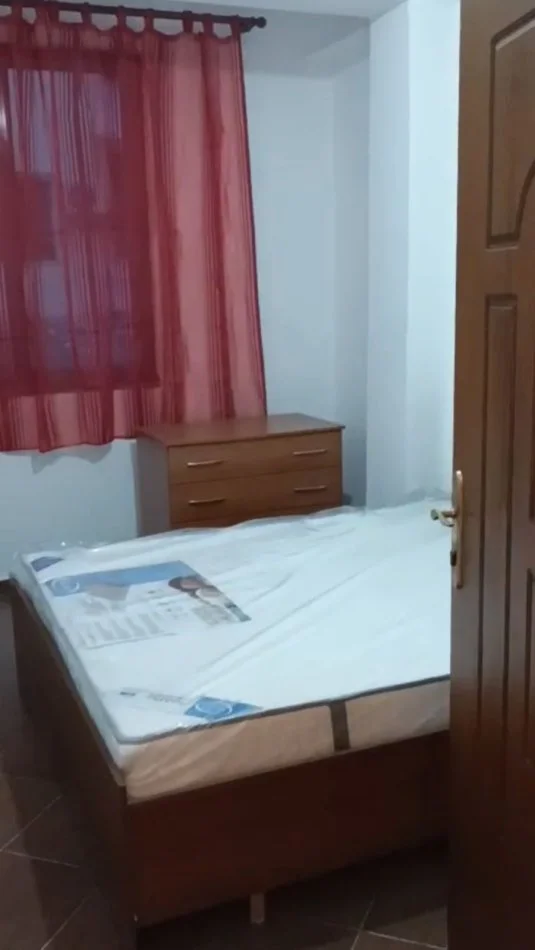 Tirane, jepet me qera apartament 1+1+Ballkon Kati 3, 60 m² 400 € (rruga 5 Maj)