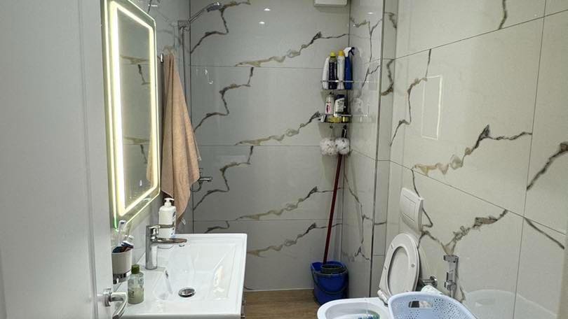 Tirane, jepet me qera apartament 1+1+Ballkon Kati 2, 62 m² 500 € (Rr. E Dibres te Amerikan 2)