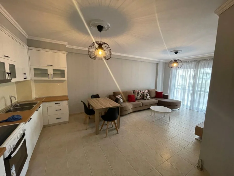 Tirane, jepet me qera apartament 2+1+Ballkon Kati 3, 90 m² 700 € (Komuna e Parisit)