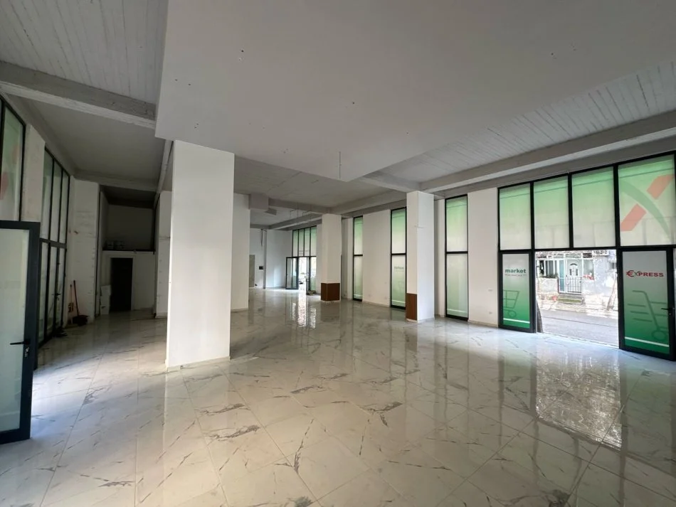 Tirane, jepet me qera ambjent biznesi Kati 0, 200 m² 2.400 € (Rruga Irfan Tomini)