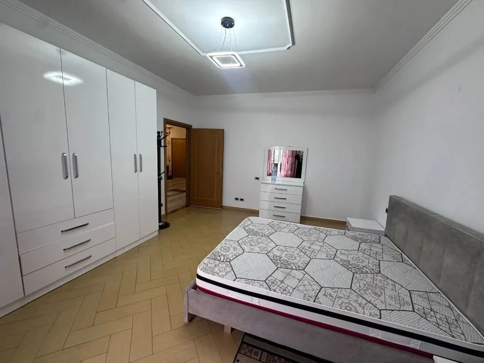 Tirane, jepet me qera apartament 3+1+Ballkon Kati 3, 140 m² 500 € (Rruga myslym keta)