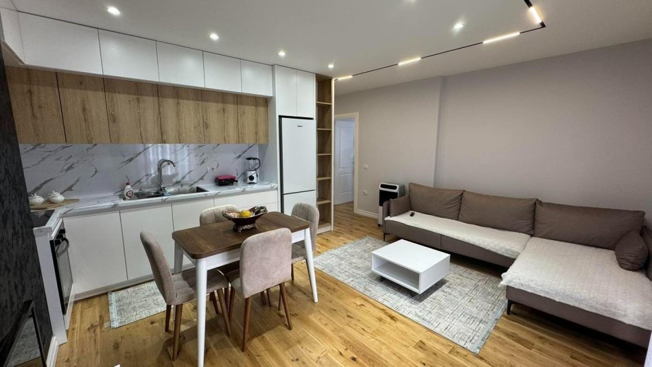Tirane, jepet me qera apartament 1+1+Ballkon Kati 2, 62 m² 500 € (Rr. E Dibres te Amerikan 2)