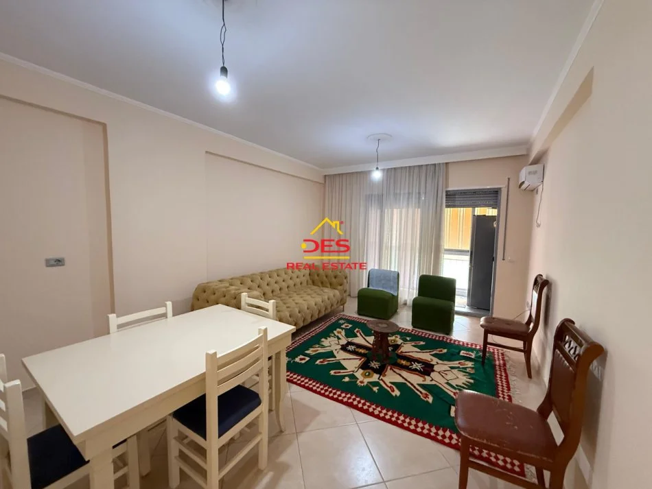 Vlore, jepet me qera apartament 2+1+Ballkon Kati 2, 110 m² 350 € (Rruga Çajupi)