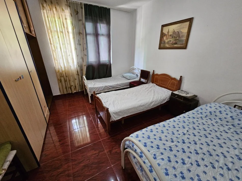 Tirane, jepet me qera apartament 3+1 Kati 1, 122 m² 500 € (Pallati Sportit Asllan Rusi)