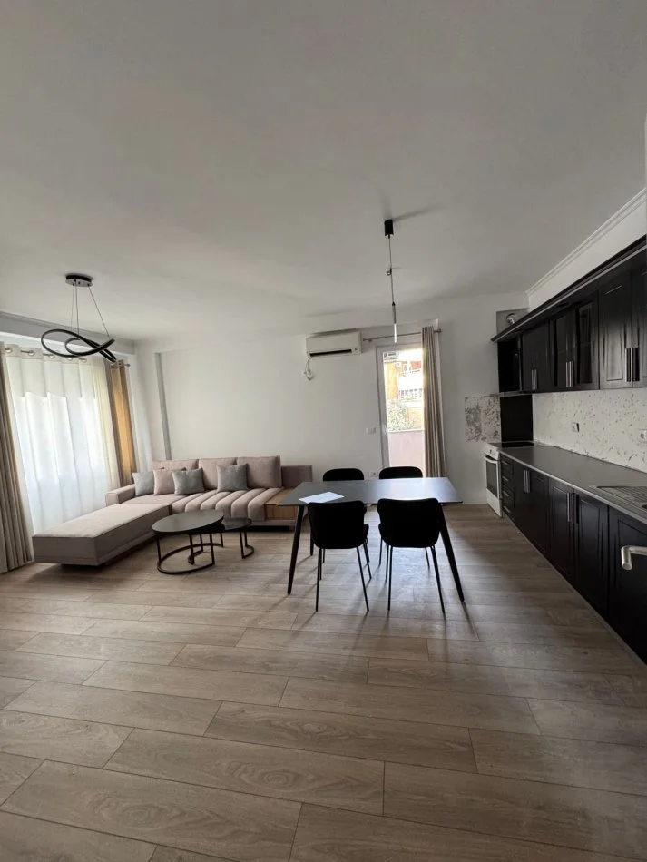 Tirane, jepet me qera apartament 2+1+Ballkon Kati 1, 85 m² 800 € (Kodra e Diellit)