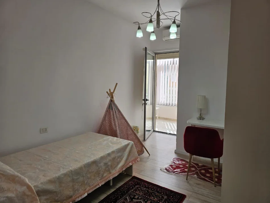 Tirane, jepet me qera apartament 2+1 Kati 3, 100 m² 800 € (Liqeni i Thate)