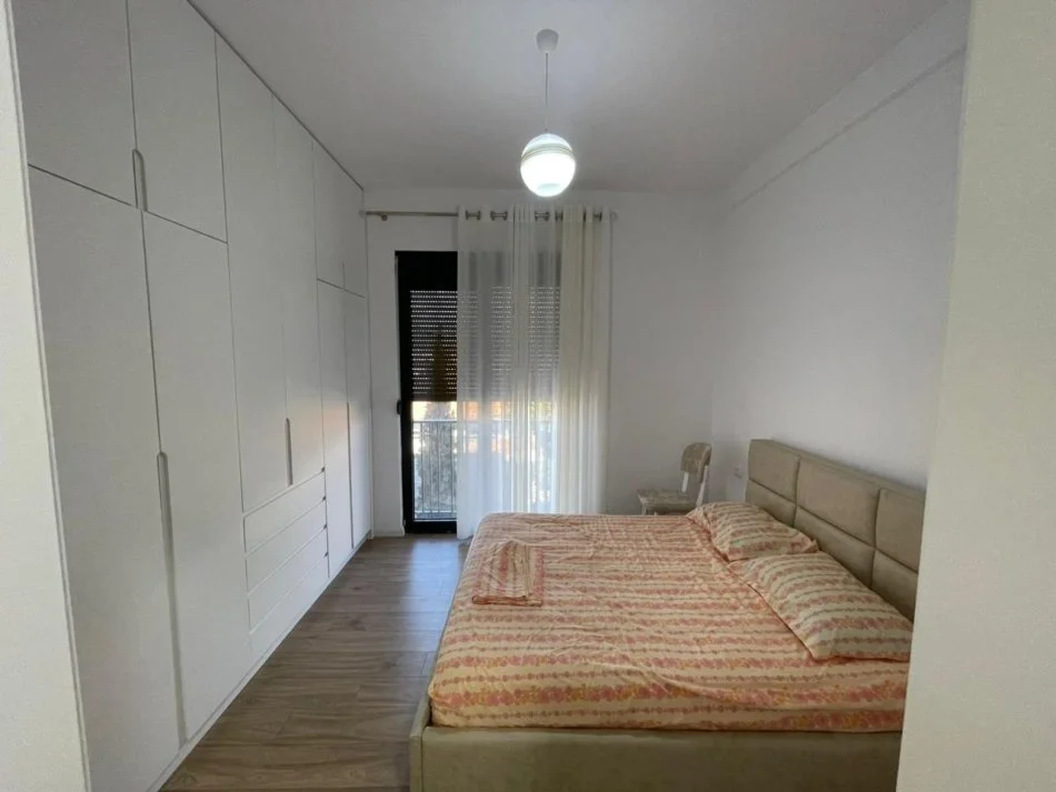 Tirane, jepet me qera apartament 2+1+Ballkon Kati 2, 100 m² 800 € (selit)