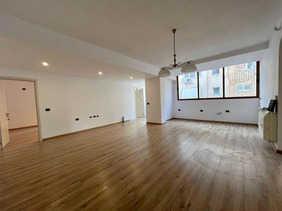 Tirane, shitet apartament 3+1 Kati 2, 130 m² 250.000 € (Liqeni Artificial i Tiranes)