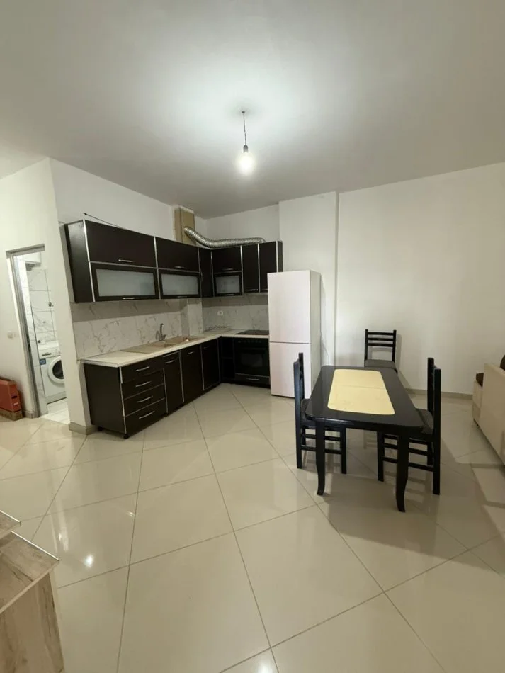 Fier, jepet me qera apartament 2+1+Ballkon Kati 9, 106 m² 200 € (Kryqezimi semanit)
