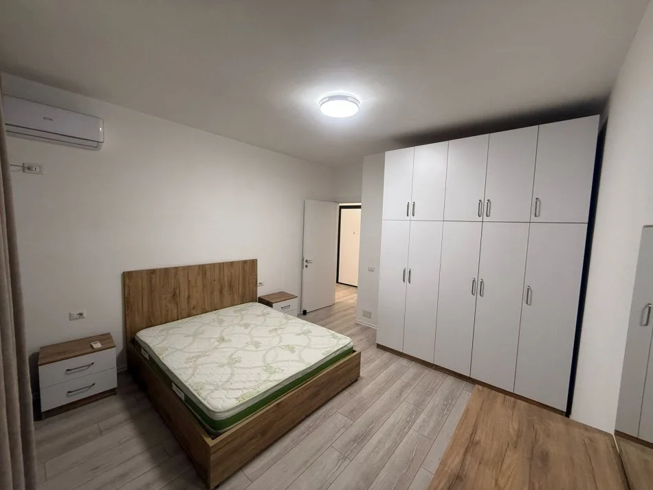 Tirane, jepet me qera apartament 1+1+Ballkon Kati 9, 75 m² 450 € (rruga tre Deshmoret)