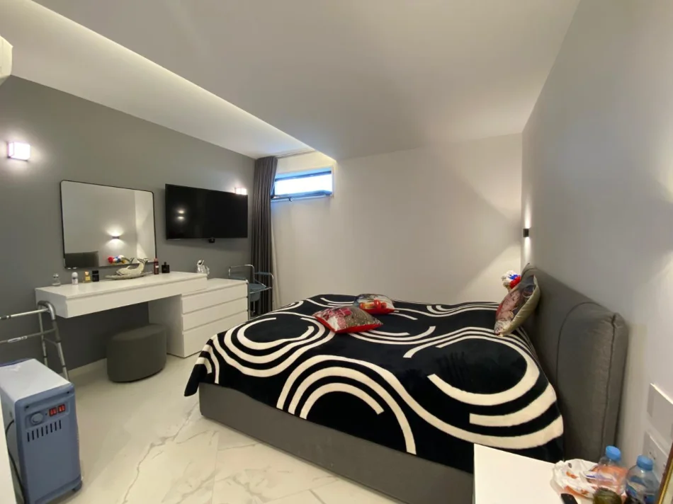 Tirane, shitet triplex 4+1+3+4 Poste Parkimi,  Kati 0, 309 m² 700.000 € (liqeni i thate)