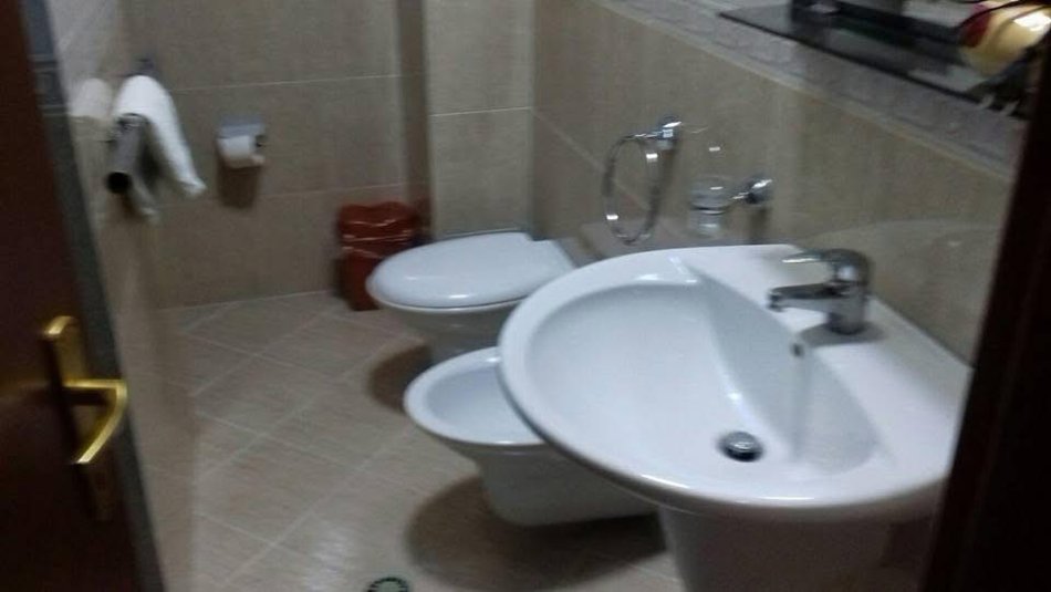 Tirane, jepet me qera apartament 1+1+Aneks+Ballkon Kati 5, 72 m² 550 € (Rr. E Kavajes te Spitali Gjerman)